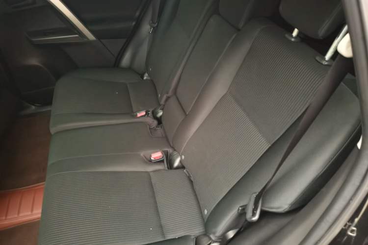 Used Toyota RAV4 2018 2.0L CVT Two-Wheel Drive Fashion X Edition Left Rear Seat
