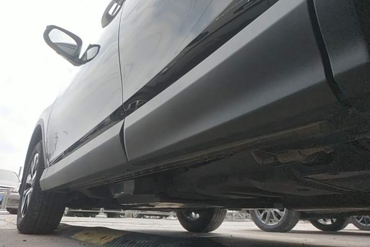Used Toyota RAV4 2018 2.0L CVT Two-Wheel Drive Fashion X Edition Left Side Sill
