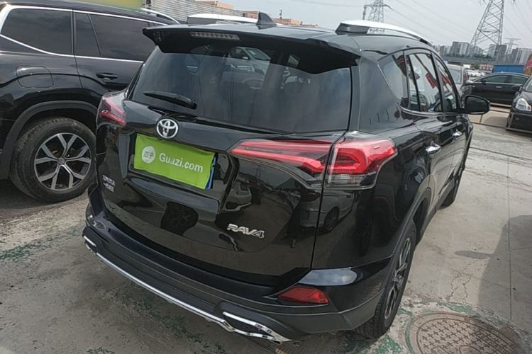 Used Toyota RAV4 2018 2.0L CVT Two-Wheel Drive Fashion X Edition Rear Right 45 Deg