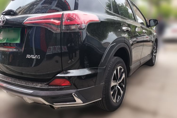 Used Toyota RAV4 2018 2.0L CVT Two-Wheel Drive Fashion X Edition Rear Right 45 Deg