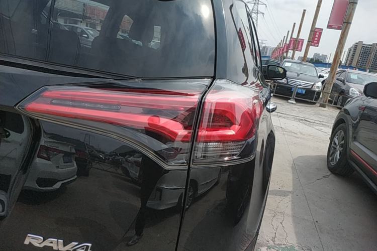 Used Toyota RAV4 2018 2.0L CVT Two-Wheel Drive Fashion X Edition Right Rear Taillight
