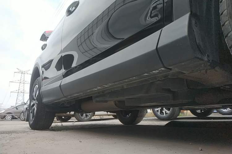 Used Toyota RAV4 2018 2.0L CVT Two-Wheel Drive Fashion X Edition Right Side Sill