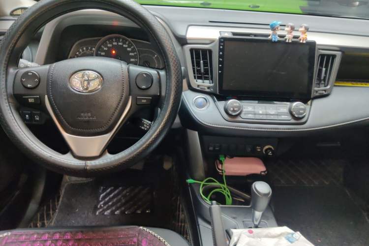Used Toyota RAV4 2018 2.0L CVT Two-Wheel Drive Fashion X Edition Center Console