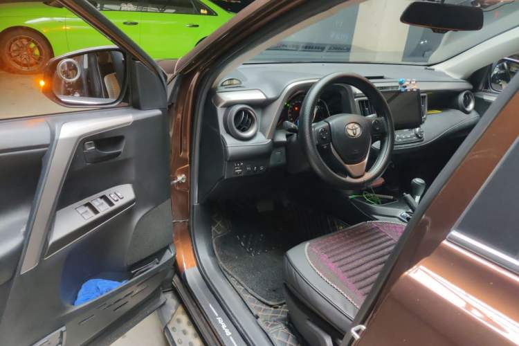 Used Toyota RAV4 2018 2.0L CVT Two-Wheel Drive Fashion X Edition Driver Seat