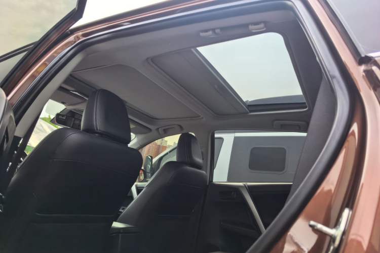 Used Toyota RAV4 2018 2.5L Automatic 4x4 Elite i Edition Interior 12