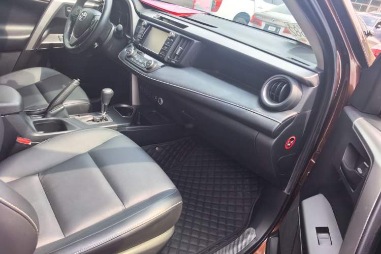 Used Toyota RAV4 2018 2.5L Automatic 4x4 Elite i Edition Interior 7