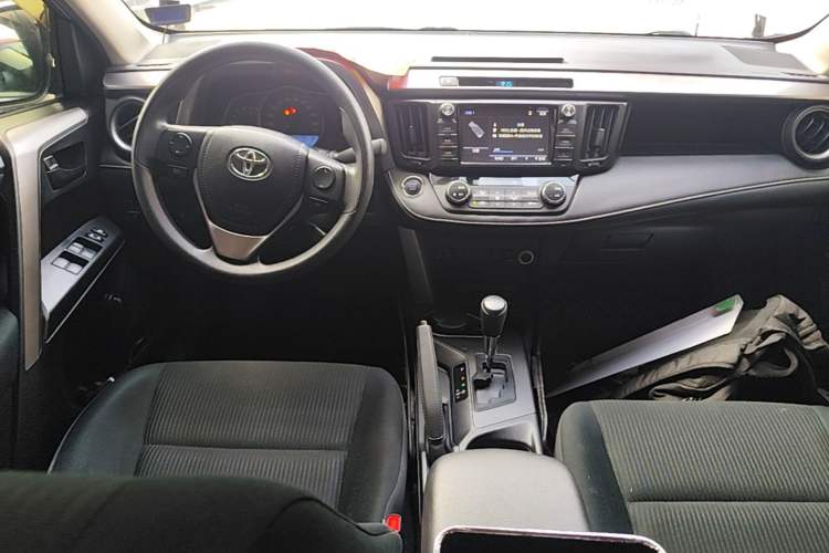 Used Toyota RAV4 2018 2.0L CVT Two-Wheel Drive Fashion X Edition Center Console