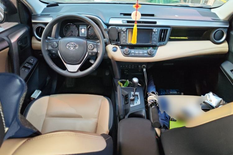 Used Toyota RAV4 2018 2.5L Automatic 4x4 Elite i Edition Center Console