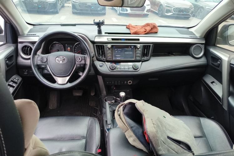 Used Toyota RAV4 2018 2.5L Automatic 4x4 Elite i Edition Center Console