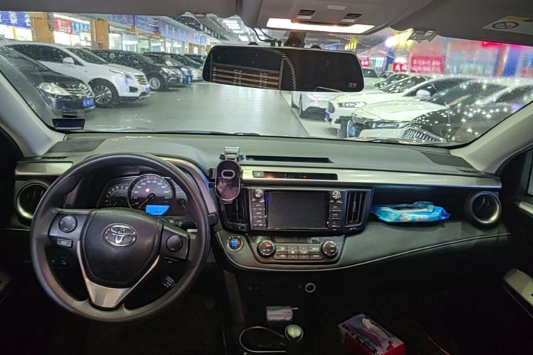 Used Toyota RAV4 2018 2.0L CVT Two-Wheel Drive Fashion X Edition Center Console
