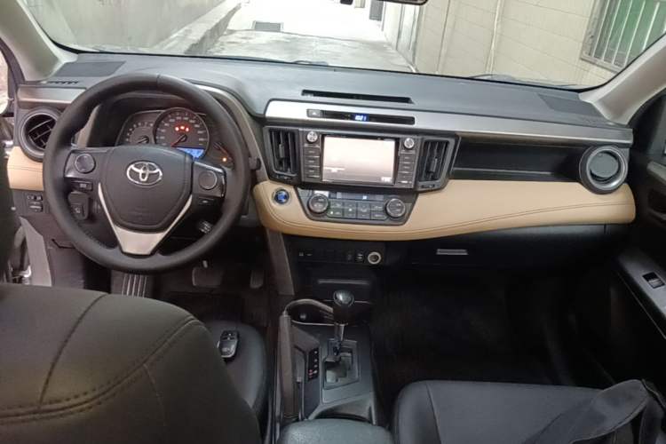 Used Toyota RAV4 2018 2.0L CVT Two-Wheel Drive Fashion X Edition Center Console