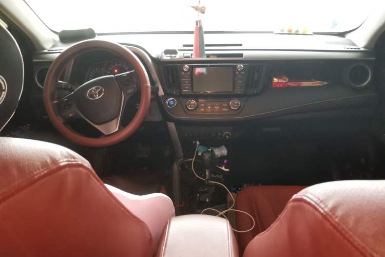 Used Toyota RAV4 2018 2.0L CVT Two-Wheel Drive Fashion X Edition Center Console
