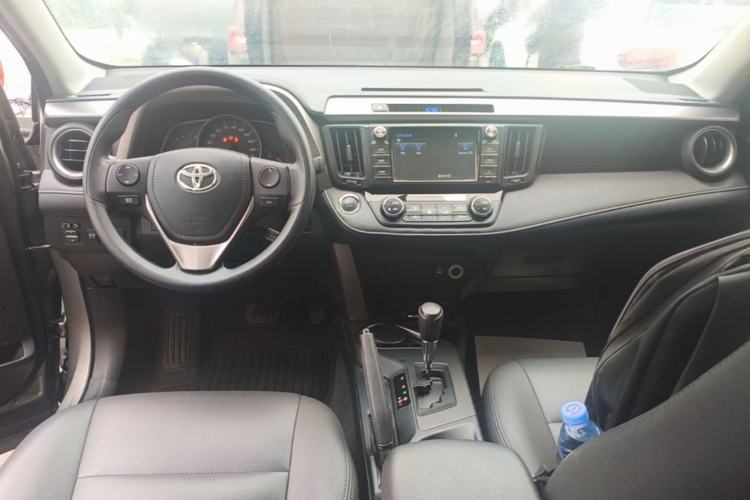 Used Toyota RAV4 2018 2.0L CVT Two-Wheel Drive Fashion X Edition Center Console