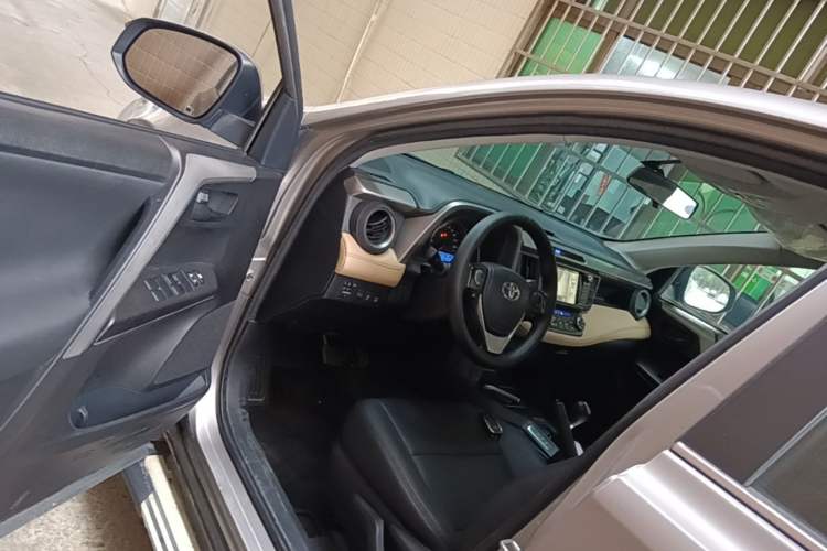 Used Toyota RAV4 2018 2.0L CVT Two-Wheel Drive Fashion X Edition Driver Seat