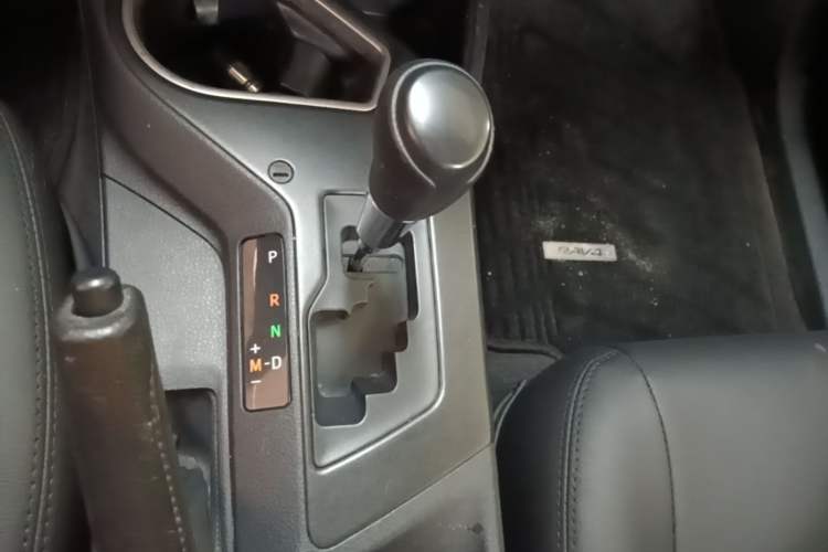 Used Toyota RAV4 2018 2.0L CVT Two-Wheel Drive Fashion X Edition Gear Lever