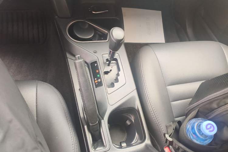 Used Toyota RAV4 2018 2.0L CVT Two-Wheel Drive Fashion X Edition Gear Lever