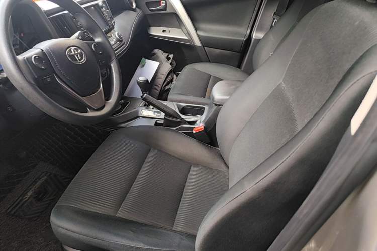 Used Toyota RAV4 2018 2.0L CVT Two-Wheel Drive Fashion X Edition Left Front Seat