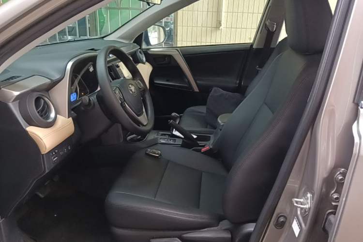 Used Toyota RAV4 2018 2.0L CVT Two-Wheel Drive Fashion X Edition Left Front Seat
