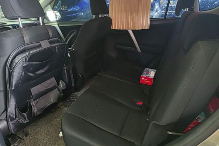 Used Toyota RAV4 2018 2.0L CVT Two-Wheel Drive Fashion X Edition Left Rear Seat