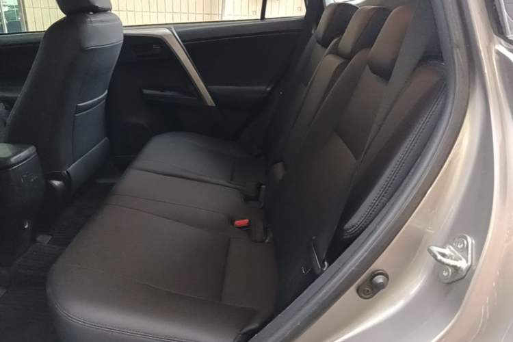 Used Toyota RAV4 2018 2.0L CVT Two-Wheel Drive Fashion X Edition Left Rear Seat