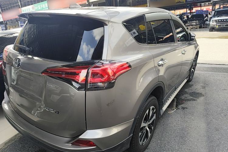 Used Toyota RAV4 2018 2.0L CVT Two-Wheel Drive Fashion X Edition Rear Right 45 Deg