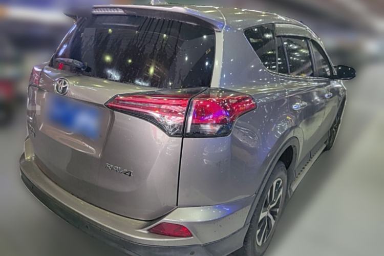 Used Toyota RAV4 2018 2.0L CVT Two-Wheel Drive Fashion X Edition Rear Right 45 Deg