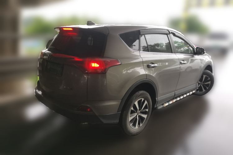 Used Toyota RAV4 2018 2.0L CVT Two-Wheel Drive Fashion X Edition Rear Right 45 Deg