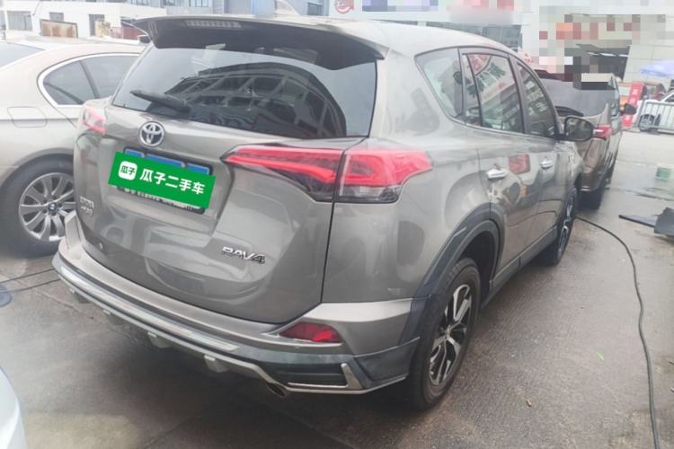 Used Toyota RAV4 2018 2.0L CVT Two-Wheel Drive Fashion X Edition Rear Right 45 Deg