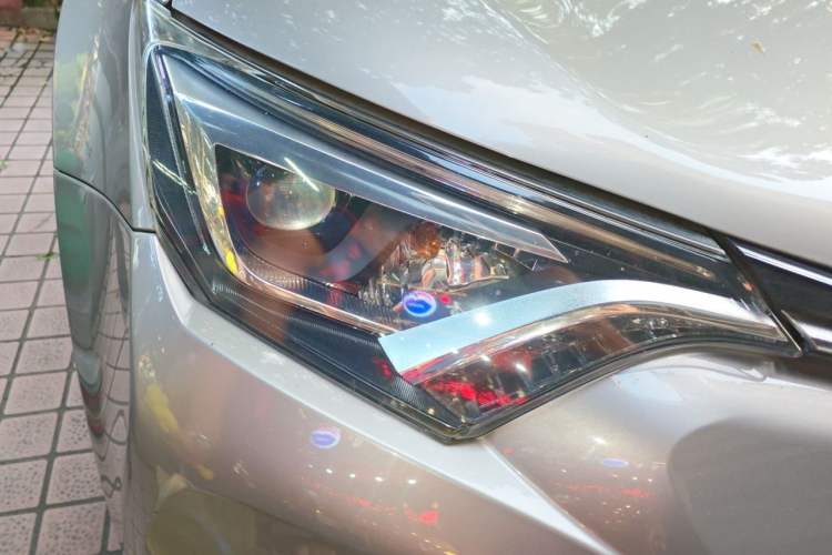 Used Toyota RAV4 2018 2.5L Automatic 4x4 Elite i Edition Right Front Headlight