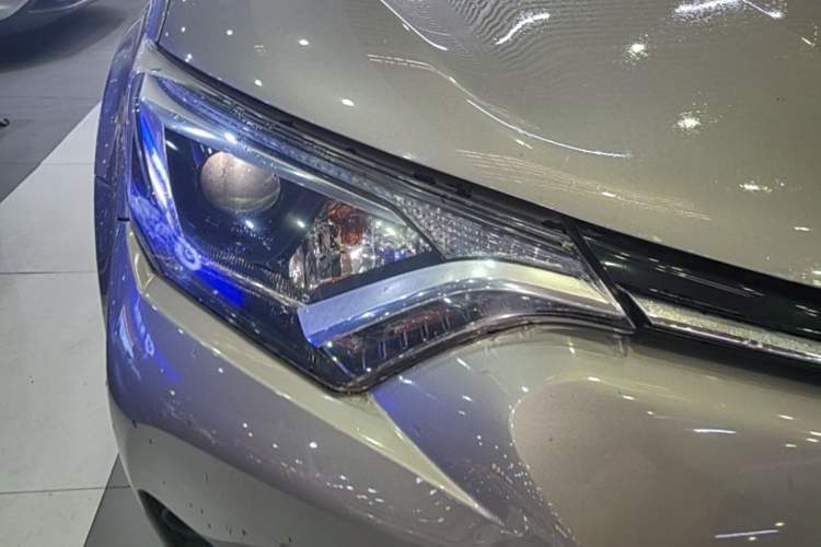 Used Toyota RAV4 2018 2.0L CVT Two-Wheel Drive Fashion X Edition Right Front Headlight