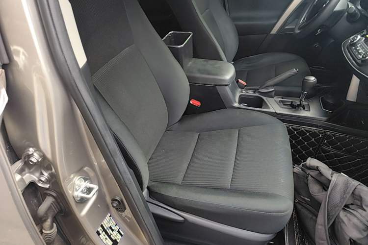 Used Toyota RAV4 2018 2.0L CVT Two-Wheel Drive Fashion X Edition Right Front Seat