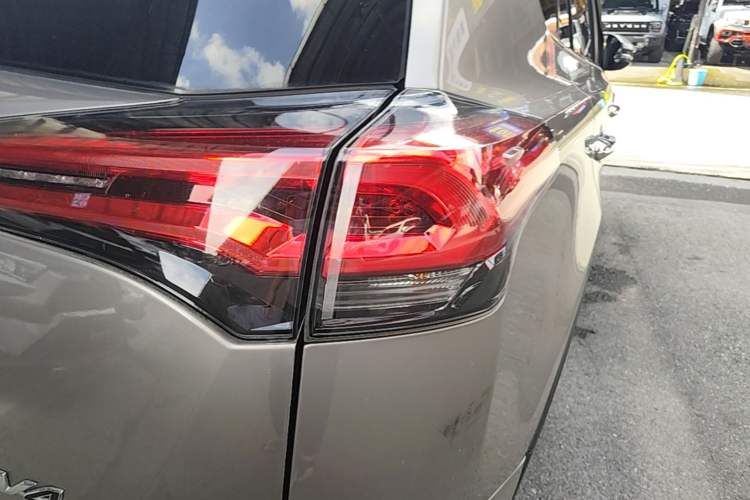 Used Toyota RAV4 2018 2.0L CVT Two-Wheel Drive Fashion X Edition Right Rear Taillight