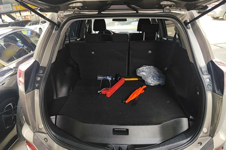 Used Toyota RAV4 2018 2.0L CVT Two-Wheel Drive Fashion X Edition Trunk