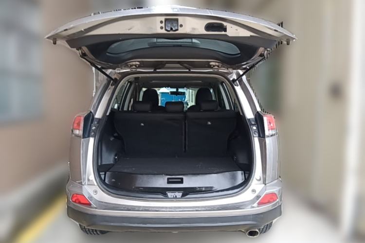 Used Toyota RAV4 2018 2.0L CVT Two-Wheel Drive Fashion X Edition Trunk