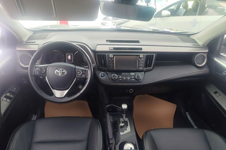 Used Toyota RAV4 2018 2.5L Automatic 4x4 Elite i Edition Center Console