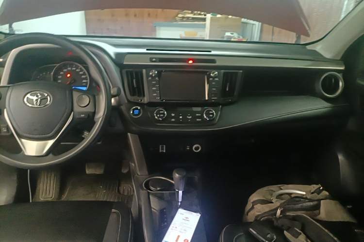Used Toyota RAV4 2018 2.0L CVT Two-Wheel Drive Fashion X Edition Audio And AC Panel