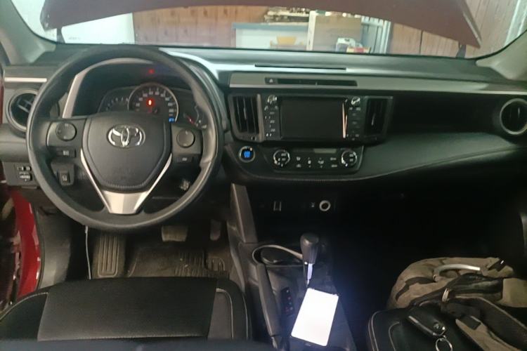 Used Toyota RAV4 2018 2.0L CVT Two-Wheel Drive Fashion X Edition Center Console