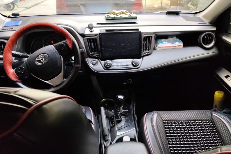 Used Toyota RAV4 2018 2.0L CVT Two-Wheel Drive Fashion X Edition Center Console