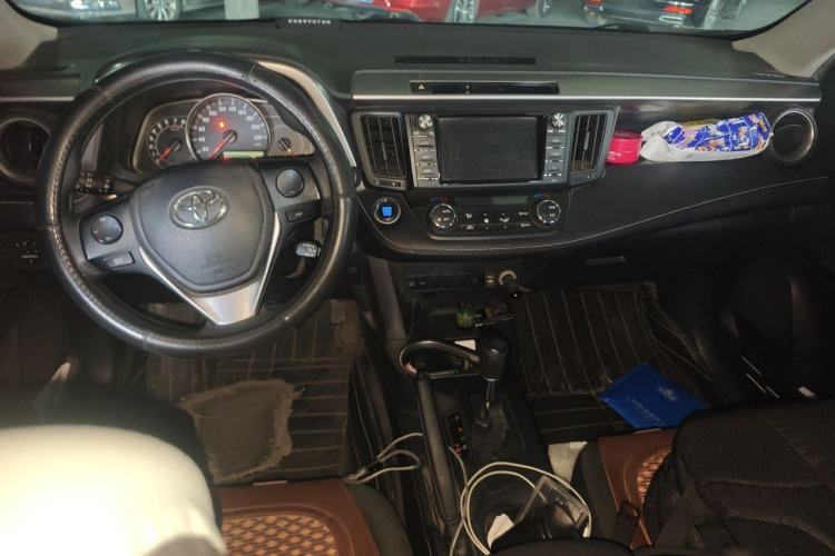 Used Toyota RAV4 2018 2.0L CVT Two-Wheel Drive Fashion X Edition Center Console