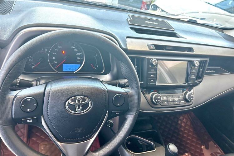 Used Toyota RAV4 2018 2.0L CVT Two-Wheel Drive Fashion X Edition Center Console