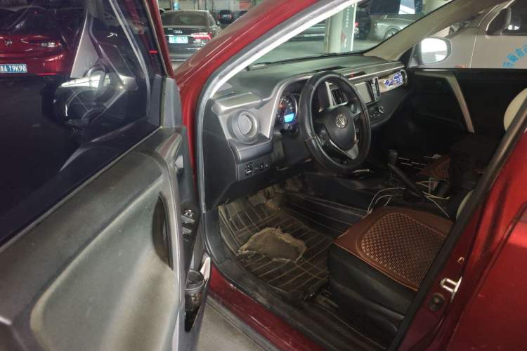 Used Toyota RAV4 2018 2.0L CVT Two-Wheel Drive Fashion X Edition Driver Seat