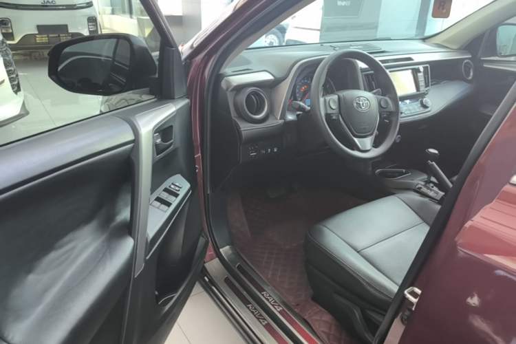 Used Toyota RAV4 2018 2.0L CVT Two-Wheel Drive Fashion X Edition Driver Seat