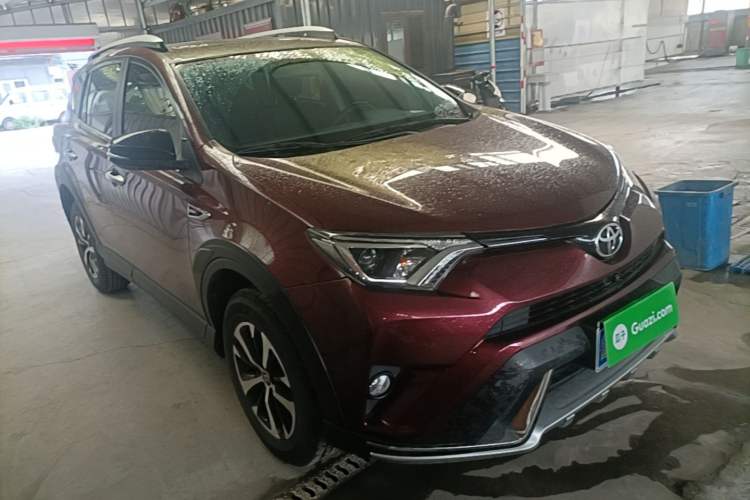 Used Toyota RAV4 2018 2.0L CVT Two-Wheel Drive Fashion X Edition Front Right 45 Deg