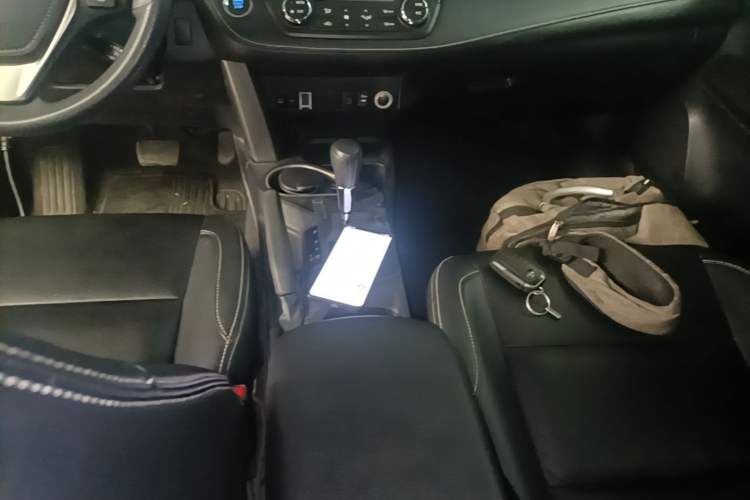 Used Toyota RAV4 2018 2.0L CVT Two-Wheel Drive Fashion X Edition Gear Lever