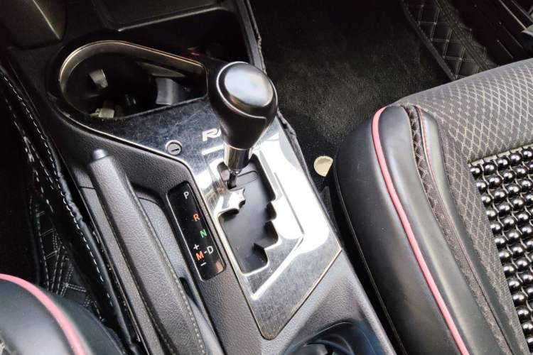 Used Toyota RAV4 2018 2.0L CVT Two-Wheel Drive Fashion X Edition Gear Lever