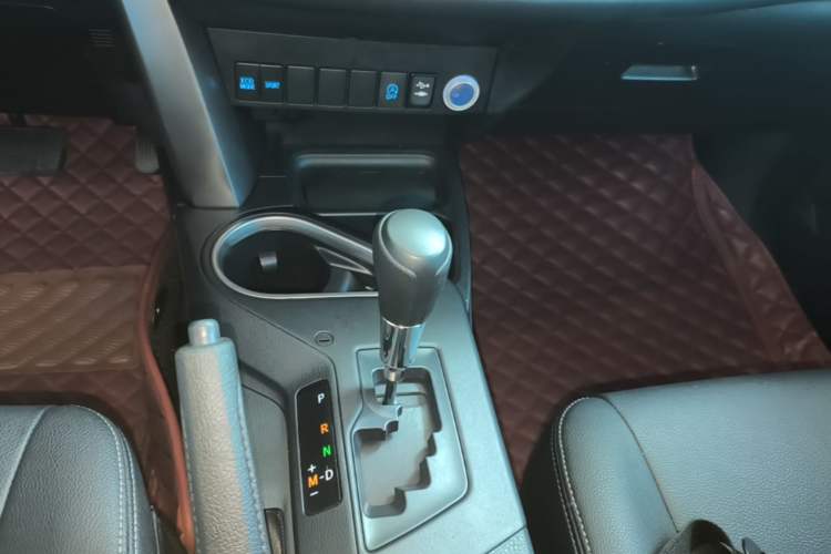 Used Toyota RAV4 2018 2.0L CVT Two-Wheel Drive Fashion X Edition Gear Lever