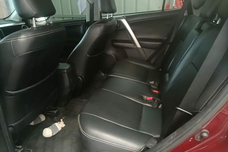 Used Toyota RAV4 2018 2.0L CVT Two-Wheel Drive Fashion X Edition Left Rear Seat