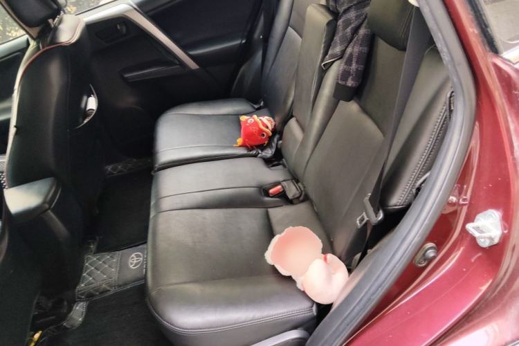 Used Toyota RAV4 2018 2.0L CVT Two-Wheel Drive Fashion X Edition Left Rear Seat