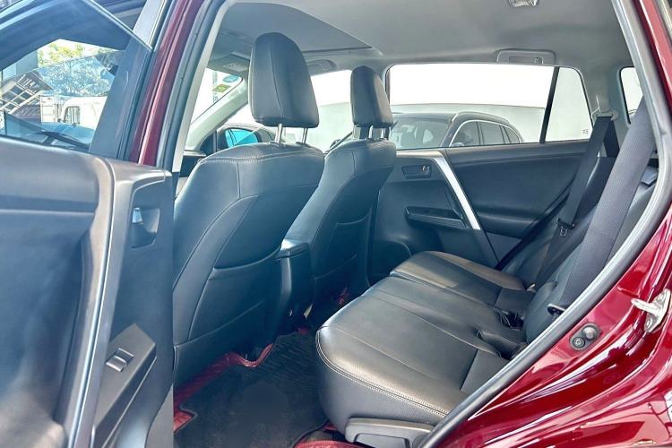 Used Toyota RAV4 2018 2.0L CVT Two-Wheel Drive Fashion X Edition Left Rear Seat