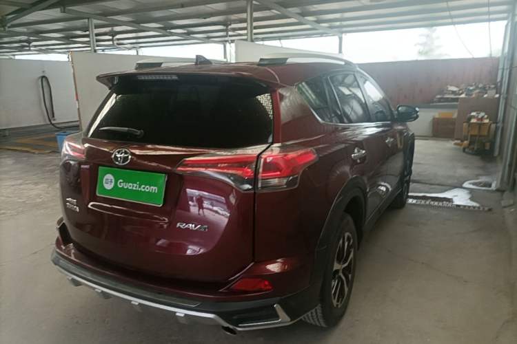 Used Toyota RAV4 2018 2.0L CVT Two-Wheel Drive Fashion X Edition Rear Right 45 Deg